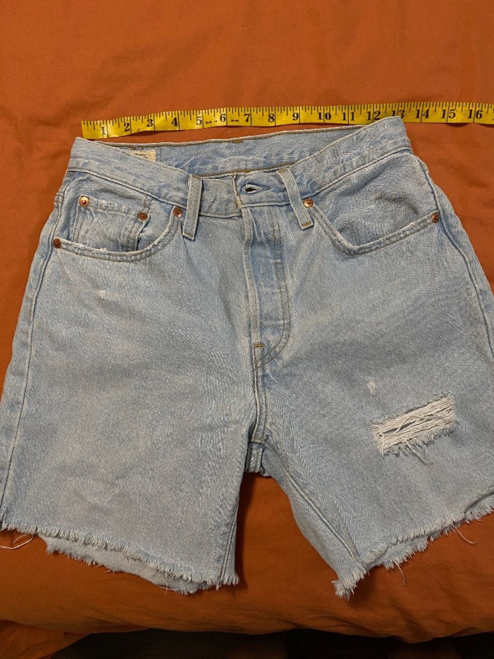 Levis 100% midd thigh shorts